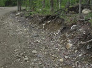 Érosion du fossé et talus non stabilisé
